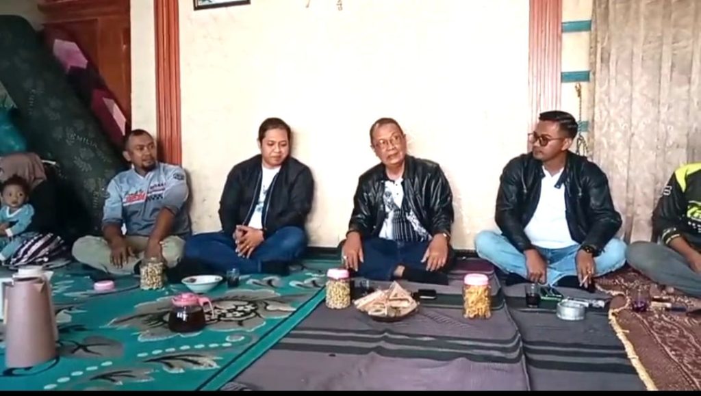 Ketua DPRD Kabupaten Bondowoso, H. Ahmad Dhani. S. H., M.H Bersama masyarakat.