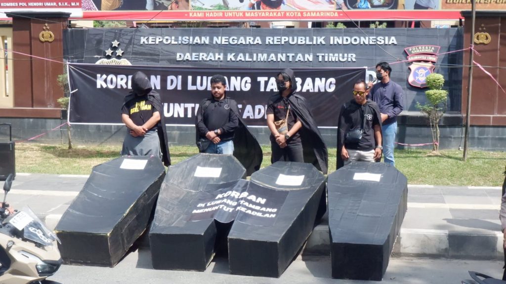 Koalisi Sipil Desak Polisi Usut Tuntas Kematian di Lubang Tambang Koalisi masyarakat sipil mendesak Polres Samarinda mengusut tuntas kasus kematian di lubang tambang PT Energi Cahaya Industritama.