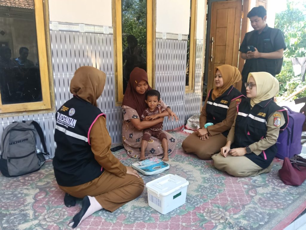 Petugas kesehatan puskesmas Jelbuk saat datangi dor to dor balita indikasi stunting.foto Diskominfo