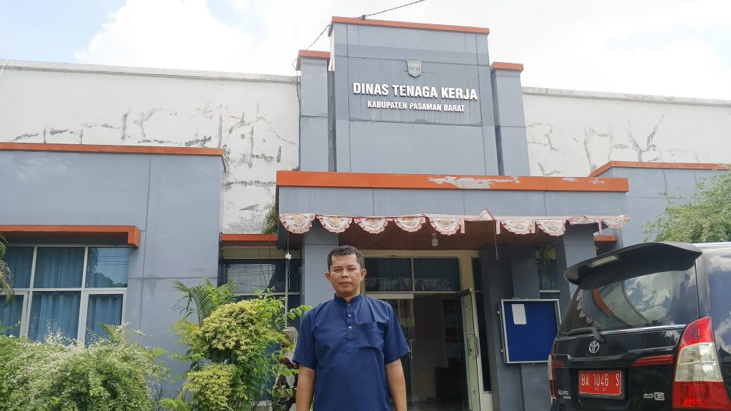 Eks Karyawan Soroti Prosedur PHK di Adira Finance Keterangan foto: Yusrizal, pegawai kontrak yang diberhentikan secara sepihak oleh Adira Finance Cabang Simpang Empat, saat melaporkan kasus yang dialaminya ke Dinas Tenaga Kerja Kabupaten Pasaman Barat, Selasa (14/7/2026) (Foto: Saipen/GOnews.id)