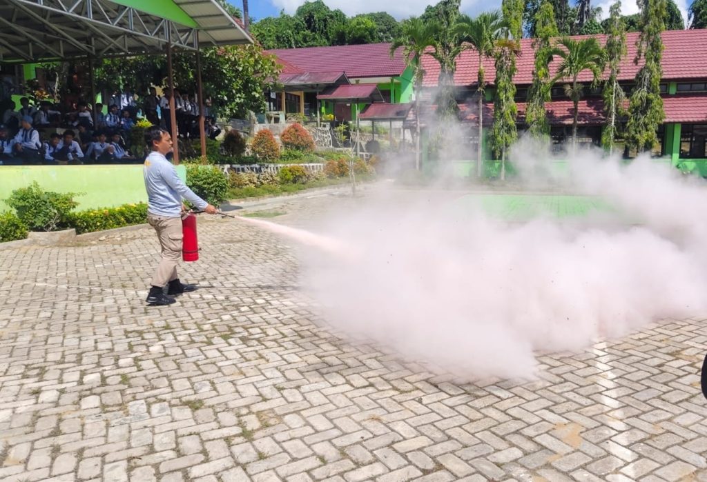SMAN 1 Loa Kulu Tanamkan Budaya Siaga Sejak MPLS SMAN 1 Loa Kulu mengisi MPLS dengan simulasi mitigasi kebakaran