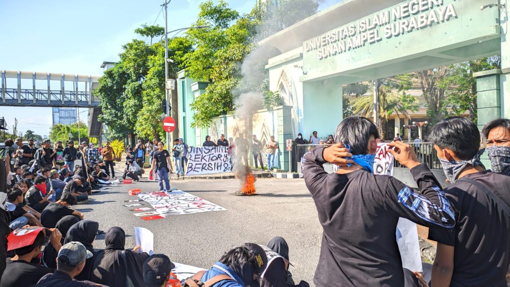 Mahasiswa UINSA Ajukan Mosi Tak Percaya dan Desak Menteri Agama Copot Plt Rektor Mahasiswa UINSA menggelar aksi dan mendesak Menteri Agama mengevaluasi Plt Rektor serta mempercepat penunjukan rektor definitif.