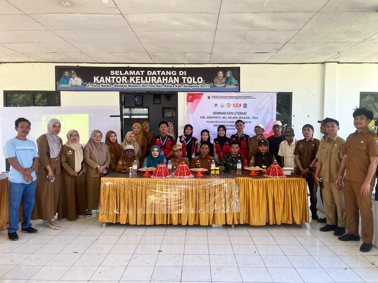 Mahasiswa KKN Tematik Literasi Unhas memaparkan program kerja untuk memperkuat budaya membaca di Kelurahan Tolo, Jeneponto.