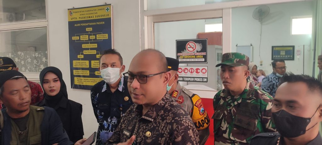 Satgas MBG Temukan Dugaan Pelanggaran SOP, SPPG Karangsono Jember Direkomendasikan Tutup Sementara Perwakilan Satgas MBG Kabupaten Jember Akhmad Helmi Luqman bersama tim saat lakukan Sidak. Foto Edi Mulyono