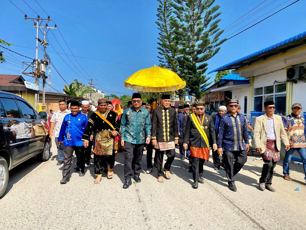 Aulia Amri Sandang Gelar Sutan Kerajaan ke-18 Arak-arakan masyarakat adat Air Bangis berjalan dengan khidmat dalam prosesi Palewaan Pucuk Adat. (Saipen/GOnews.id)