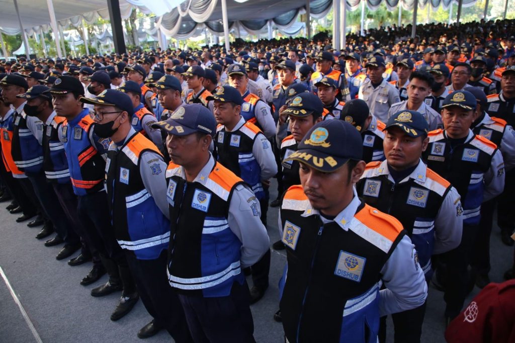 Eri Minta Dishub Jemput Bola Atasi Kemacetan di Surabaya Petugas Dishub Surabaya saat apel di Balai Kota, Jalan Taman Surya No.1, Surabaya, Kamis (16/7/2026). (Dok. Humas Pemkot Surabaya)