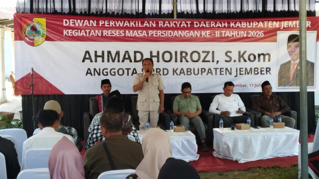 Reses DPRD Jember, Ahmad Hoirozi Serap Aspirasi Warga Pakusari dan Sosialisasikan Program Prioritas Pemkab Ahmad Hoirozi saat memberikan sambutanya dalam acara reses ke II.Foto Edi Mulyono