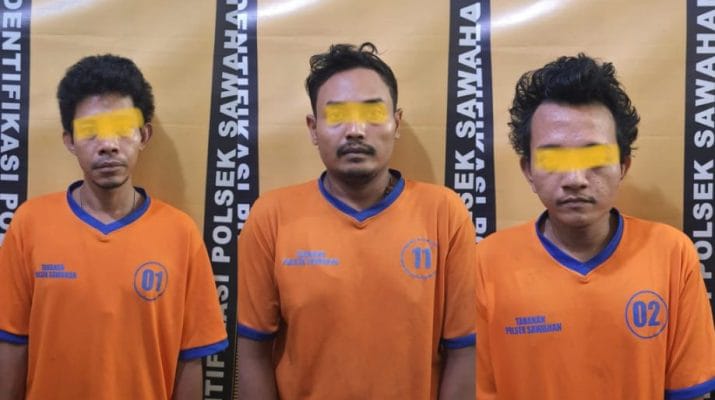 Tiga Pembobol Gudang Kedungdoro Ditangkap Polisi Tiga pelaku pencuri spare part mobil diamankan di Mapolsek Sawahan, Surabaya, Jumat (17/7/2026).