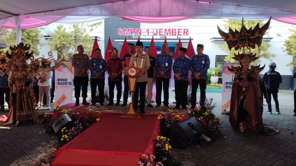 Bupati Jember Larang Titip Siswa, Dukung Sekolah Rakyat Bupati Jember Muhammad Fawait saat menyampaikan informasi Melalui Pro Gus,e update Dan Gus,e menyapa.Foto Edi Mulyono
