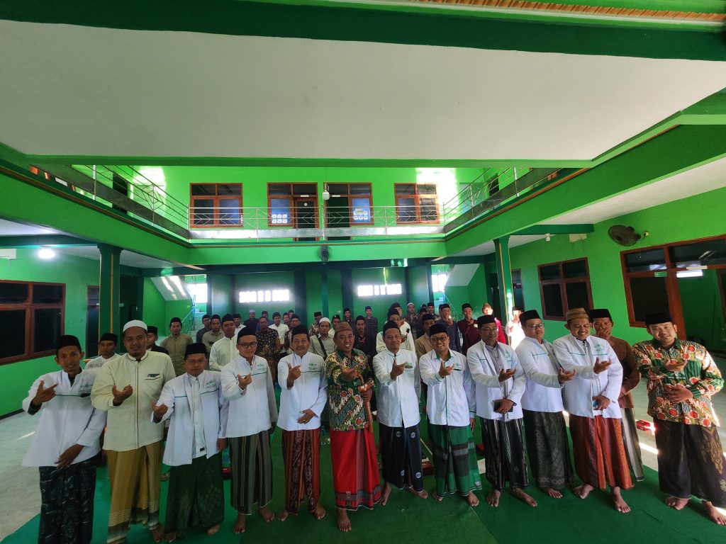 LF PWNU Jatim Cetak Regenerasi Ahli Falak di Sumenep Foto 1: Peserta Halaqah Falakiyah dan Turba Lembaga Falakiyah PWNU Jawa Timur berfoto bersama usai pembukaan kegiatan di Kantor PCNU Sumenep, Jumat (17/7/2026).