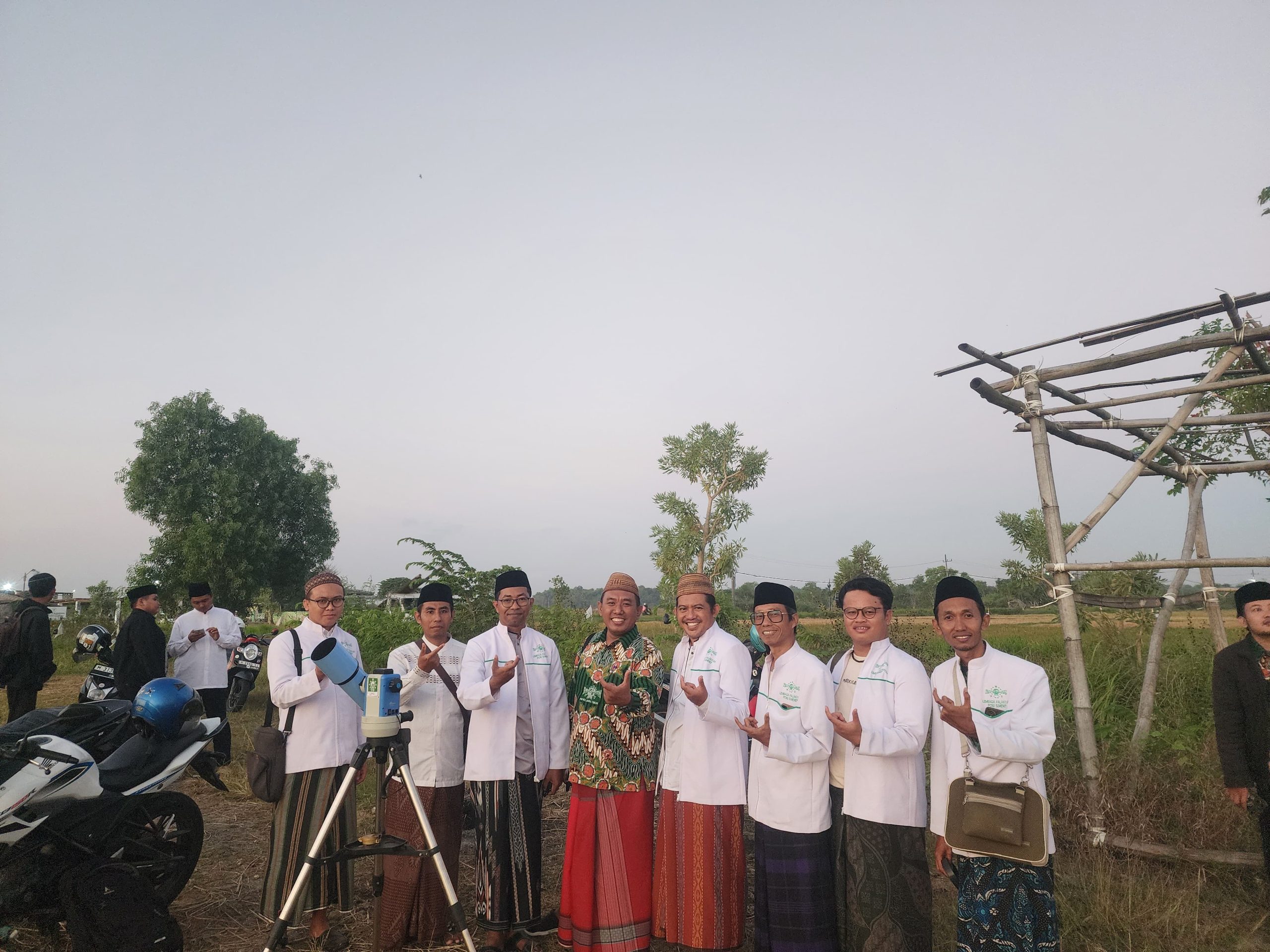 Ketua LF PWNU Jawa Timur bersama pengurus LFNU Sumenep melakukan peninjauan lokasi rukyatul hilal di kompleks Asta Gumok Sayyid Syaikh Ali, Kalianget, dengan melakukan pengecekan kondisi ufuk barat menggunakan peralatan observasi