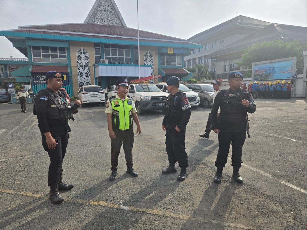 Patroli Brimob Samarinda Sambangi Obyek Vital, Tingkatkan Kewaspadaan Petugas Keamanan Tim Patroli Kompi 1 Batalyon B Pelopor Satbrimob Polda Kalimantan Timur yang dipimpin oleh Bripda Efendi bersama empat personel melaksanakan patroli dan sambang ke sejumlah obyek vital di wilayah Kota Samarinda, Sabtu (18/07/2026).