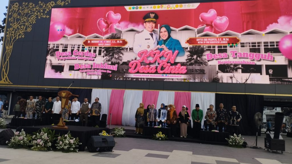 3.000 Mahasiswa KKN Bantu Validasi Kemiskinan Jember Bupati Jember Muhamad Fawait saat pimpin acara pelepasan KKN Kolaboratif V.Foto Edi Mulyono