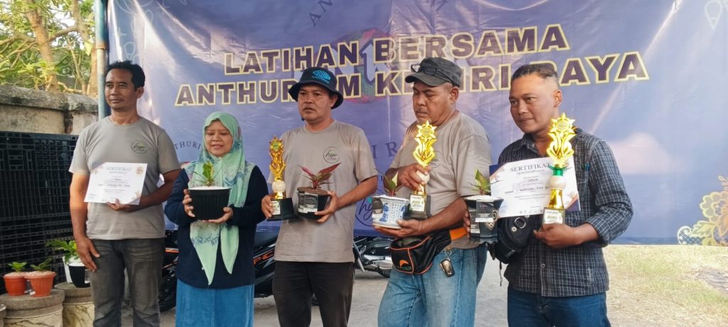 Komunitas ANKER Bangkit, Hobi Anthurium Kian Bergairah Pemenang lomba tanaman anturium yang digelar Komunitas Anthurium Kediri Raya (ANKER) di Kabupaten Kediri