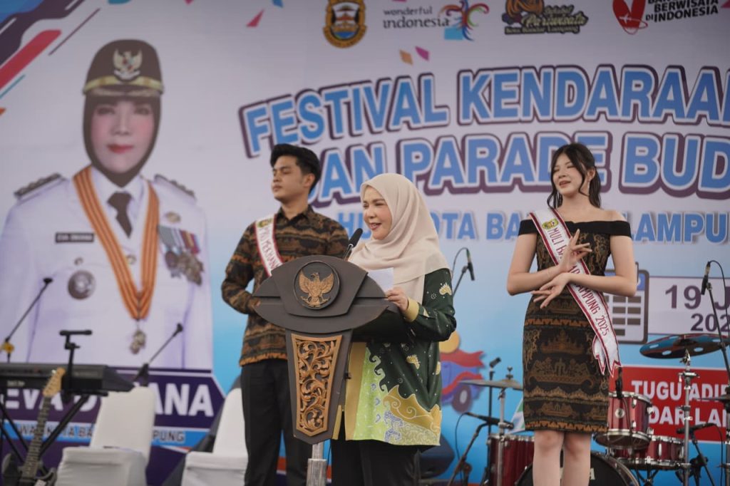 Pawai Budaya HUT 344 Perkuat Citra Bandar Lampung Caption: Festival Kendaraan Hias dan Pawai Budaya dalam rangka memperingati Hari Ulang Tahun (HUT) ke-344 Kota Bandar Lampung (Jef/GoNews)