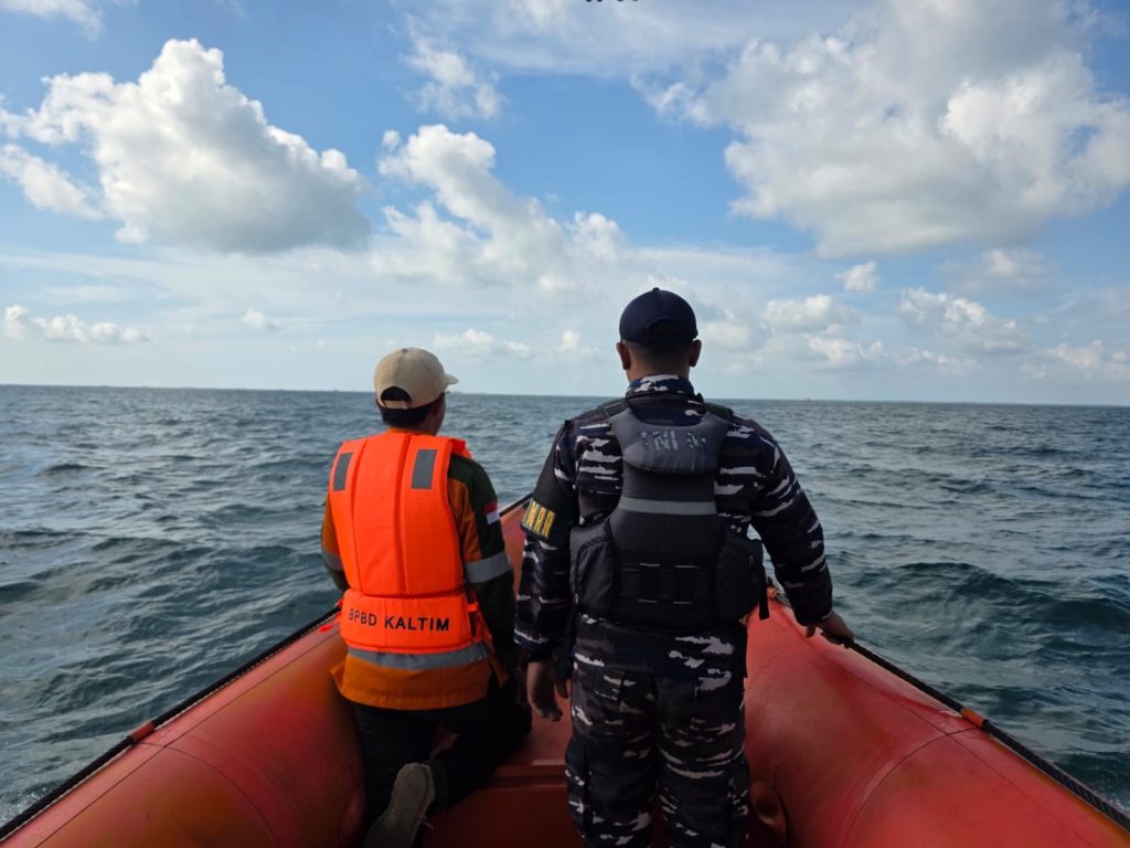 Hari Ketiga, Pencarian Nelayan di Muara Berau Diperluas Ketupat : petugas SAR gabungan melakukan pencarian korban nelayan hilang di perairan Muara Berau, Kabupaten Kukar
