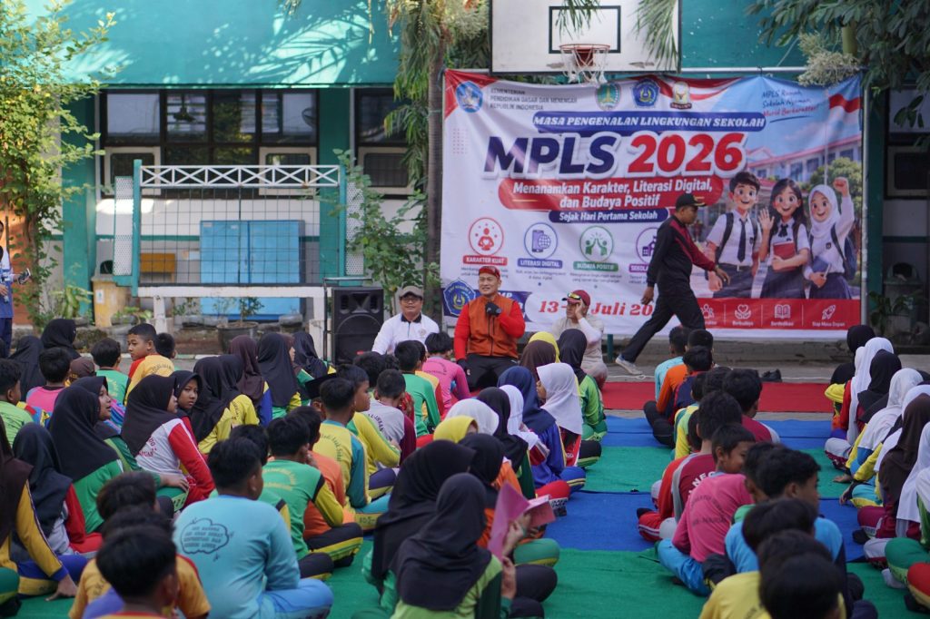 Direktur RSUD Soedarsono : Edukasi Kesehatan Harus Dimulai dari Sekolah Direktur RSUD Saat di SMP Negeri Kota Pasuruan. (Foto: Mufida/GOnews.id)