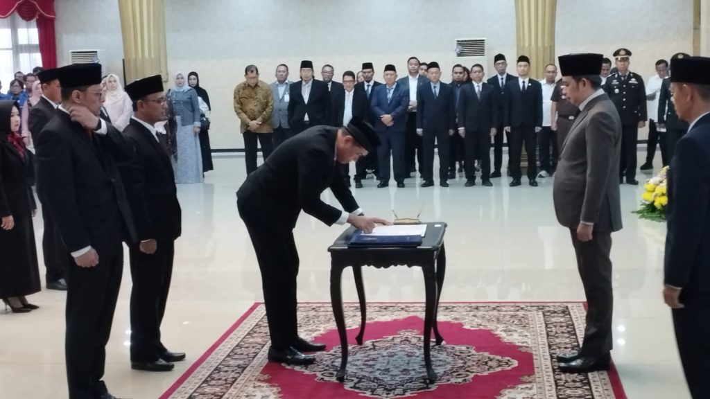 Bupati Jember Lantik Dewan Pengawas dan Direksi BUMD 2026, Gus Fawait Minta Terobosan “Out of the Box” untuk Dongkrak PAD Bupati Jember Muhammad Fawait saat lantik Dewas PDP Khayangan, Dewas Perum air minum tirta Pandalungan serta Direktur.Foto Edi Mulyono
