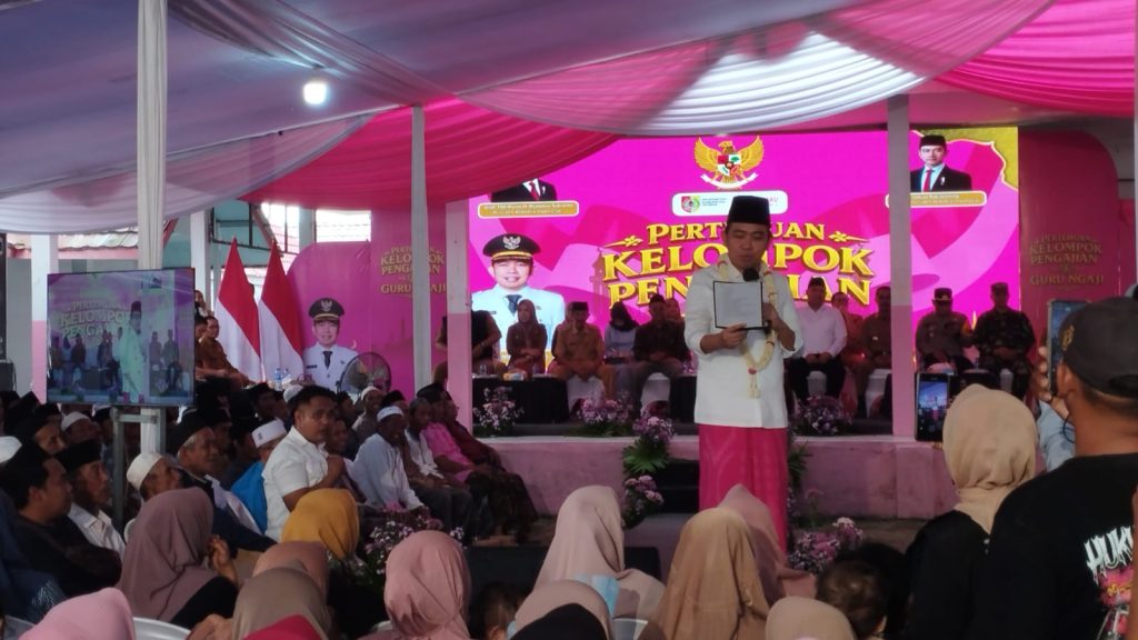 Bupati Jember Temui Ratusan Jamaah Pengajian di Bunga Desaku, Sosialisasikan UHC Gratis hingga Beasiswa Bupati Jember Muhammad Fawait saat Acara bunga desaku dihadapan emak emak di desa Sumber pinang.Foto Edi Mulyono