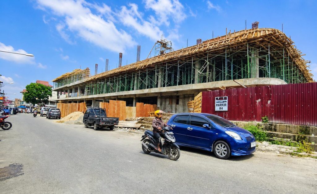 Pasar Beringin Jaya Hampir Rampung, Ekonomi Bersiap Tumbuh Kondisi terkini pembangunan Pasar Beringin Jaya Kota Sungai Penuh yang telah mendekati 70 persen. Pasar modern tiga lantai ini diproyeksikan menjadi pusat perdagangan baru dan penggerak ekonomi masyarakat.