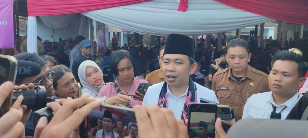 Bunga Desaku Digelar di Pakusari, Bupati Jember: Pemerintah Harus Hadir di Tengah Masyarakat Bupati Jember Muhammad Fawait saat wawancara seusai acara bunga desaku di halaman balai desa Pakusari. Foto Edi Mulyono