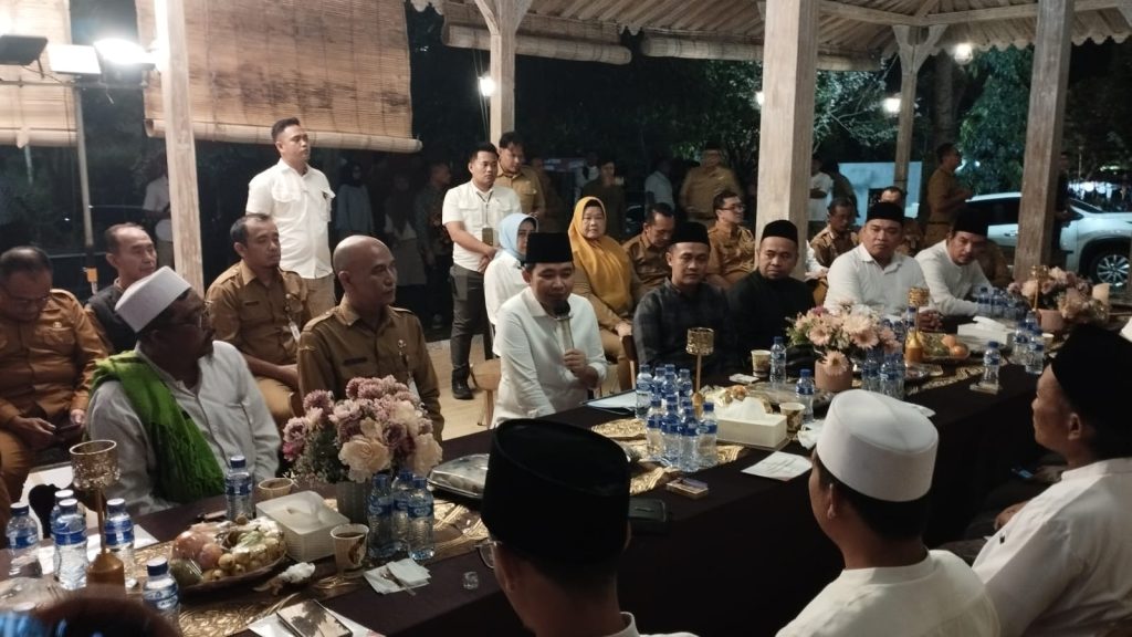Bupati Jember Temui Pengasuh Ponpes dalam Bunga Desaku, Gus Fawait Paparkan Program untuk Santri dan Kiai Bupati Jember Muhammad Fawait saat bertemu dengan para pengasuh pondok pesantren di acara bunga desaku.Foto Edi Mulyono
