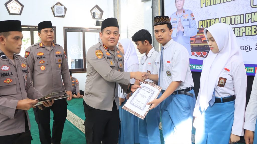 Kapolres Jombang Beri Beasiswa Siswa Berprestasi Kapolres Jombang AKBP Ardi Kurniawan menyerahkan bantuan kepada putra-putri pegawai negeri pada Polri yang berprestasi (dok.Humas Polres Jombang)