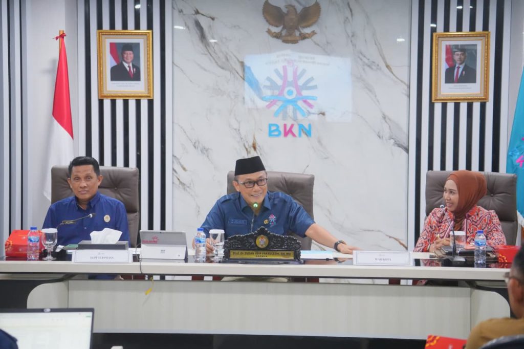 Pemkot Mojokerto Matangkan Manajemen Talenta ASN Wali Kota Mojokerto Ning Ita bersama Kepala Badan Kepegawaian Negara (BKN) Prof. Dr. Zudan Arif Fakrulloh, S.H., M.H, dan Deputi bidang pembinaan penyelenggaraan manajemen ASN Dr. Herman, M.Si