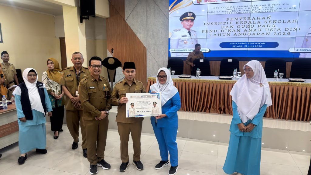 Pemkab Mojokerto Salurkan Insentif 1.661 Guru PAUD Pemkab Mojokerto menyalurkan insentif enam bulan kepada 1.661 guru PAUD