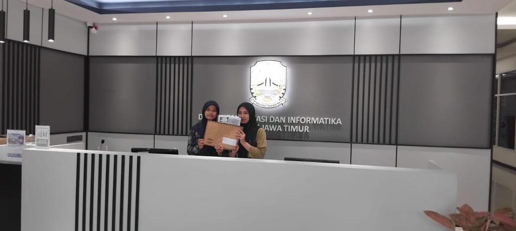 Wartawan Keluhkan Sulitnya Bertemu Pejabat Diskominfo Jatim, Usai Serahkan Surat Penugasan Harus Menunggu 5–7 Hari Kerja Petugas resepsionis Diskominfo Provinsi Jawa Timur menerima surat penugasan wartawan dan surat pengajuan kerja sama publikasi,Kamis (23/7/2026). (FT/Wawan)