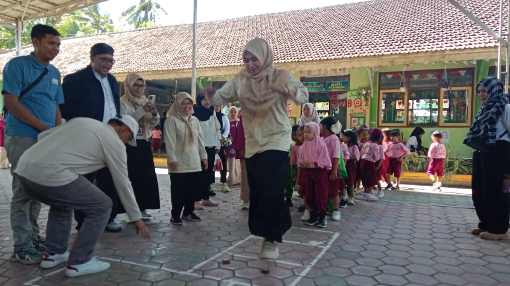Perwakilan Bunda PAUD Kabupaten Bondowoso, Zakiyatul Fakhiroh As'ad. Saat Ajak Anak- Anak Bermain Engklek. Kamis 23/7/2026.