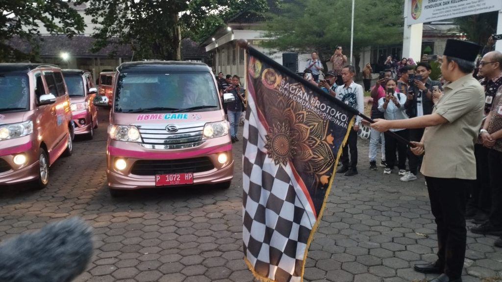 Bupati Jember Muhammad Fawait saat lepaskan mobil home care ke lapangan .foto Edi Mulyono