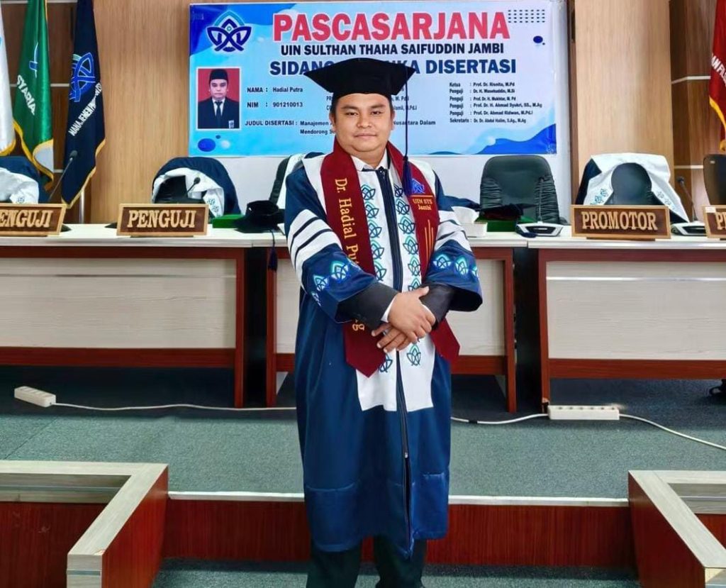 Hadial Putra Raih Gelar Doktor Bahas Sekolah Adat