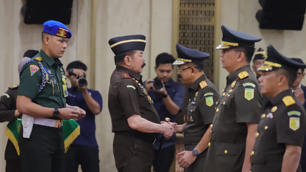 Jaksa Agung Lantik Enam Pejabat Eselon I Kejagung Jaksa Agung, ST Burhanuddin saat melantik dan memimpin pengambilan sumpah serta serah terima jabatan terhadap enam pejabat Eselon I. Acara ini berlangsung di Jakarta, Jumat (24/7/2026) Foto: Puspenkum Kejagung