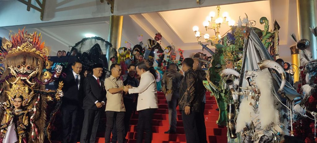 Bupati Jember: JFC 2026 Bukan Sekadar Karnaval, Tapi Penggerak Ekonomi dan Pengentasan Kemiskinan Bupati Jember Muhammad Fawait bersama wakil kepala BP Taskin Iwan Sumule Di acara JFC.2026.Foto Edi Mulyono