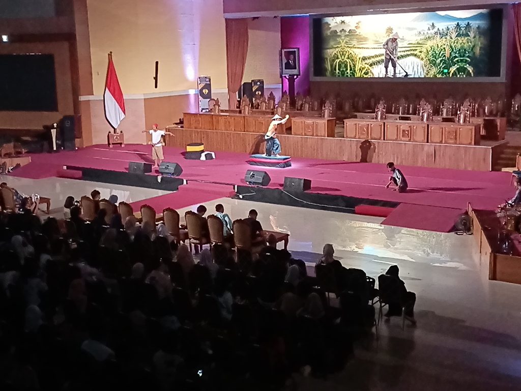 Penampilan Teater lingkar di Auditorium Unnes dengan judul Suko Tani (GOnews.id)