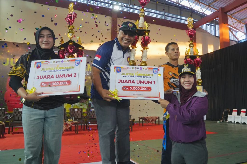 Wali Kota Mojokerto Ika Puspitasari saat menyerahkan trofi dan uang di Turnamen Jujitsu Wali Kota Mojokerto Cup 2026, Minggu (26/7/2026)(dok.Diskominfo)
