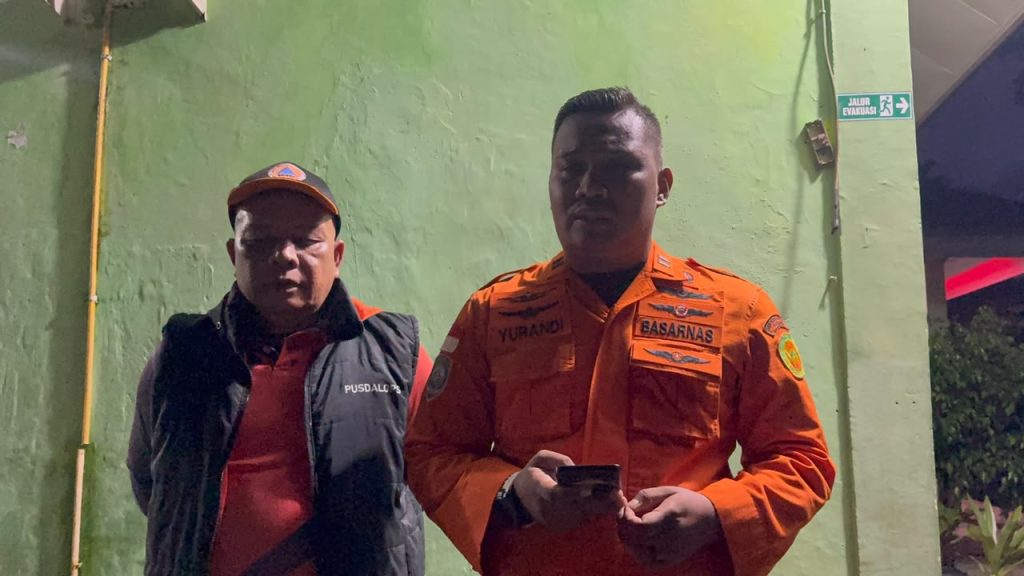 Warga Hilang di Kajai Ditemukan Meninggal Keterangan Foto: Koordinator Pos Pencarian dan Pertolongan Pasaman, Novi Yurandi, bersama personel Pusdalops saat memberikan keterangan pelaksanaan operasi SAR di Kajai, Pasaman Barat. (Saipen/GOnews.id)