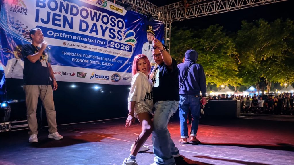 Panggung DJ Ala Diskotek di Alun-Alun Bondowoso Picu Kecaman, Pengawasan Pemkab Dipertanyakan Suasana Panggung DJ Bondowoso Digital Days 2026 di Alun Alun-alun Bondowoso, Sabtu (25/7/2026) (Doni/GOnews.id)