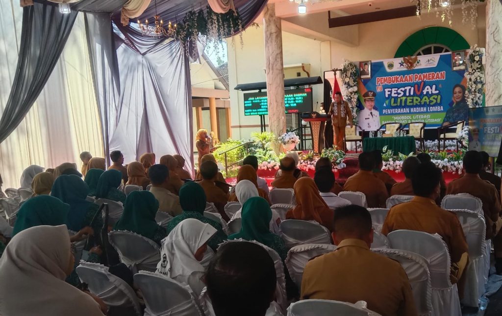 Festival Literasi Perkuat SDM Unggul Bondowoso Bupati Abdullah Hamid Wahid Saat Memberikan Sambutan Festival Literasi. Senin 27/7/2026.