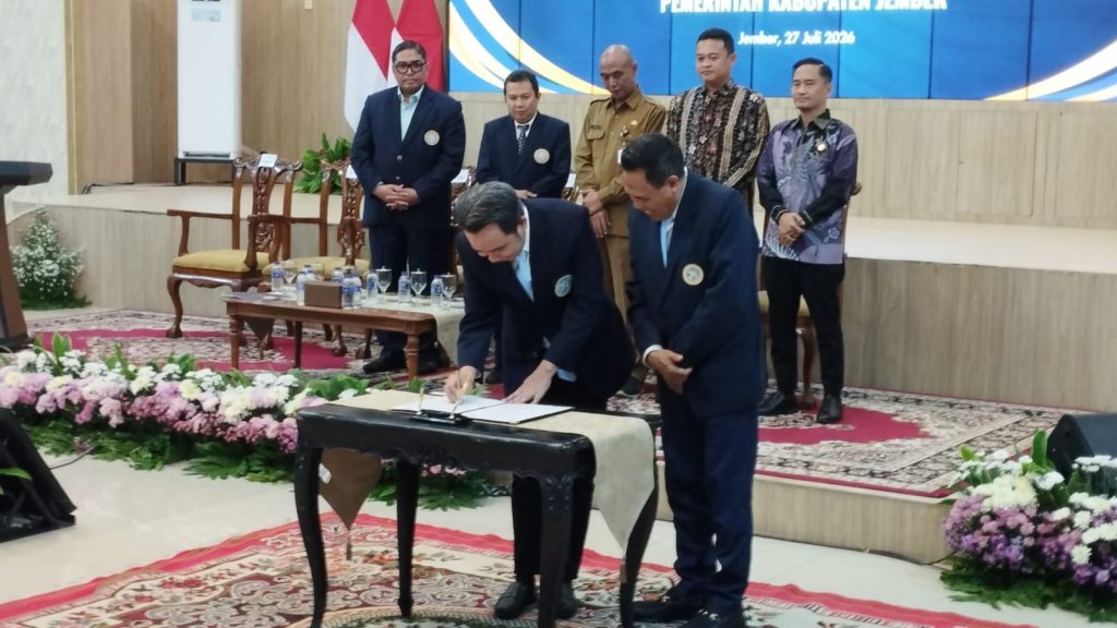 IKA UNAIR Jember Dilantik, Pemkab Jember Perkuat Sinergi Lewat Penandatanganan Kesepakatan Bersama Penandatanganan kesepakatan bersama IKA UNAIR dan Pemkab Jember..Foto Edi Mulyono
