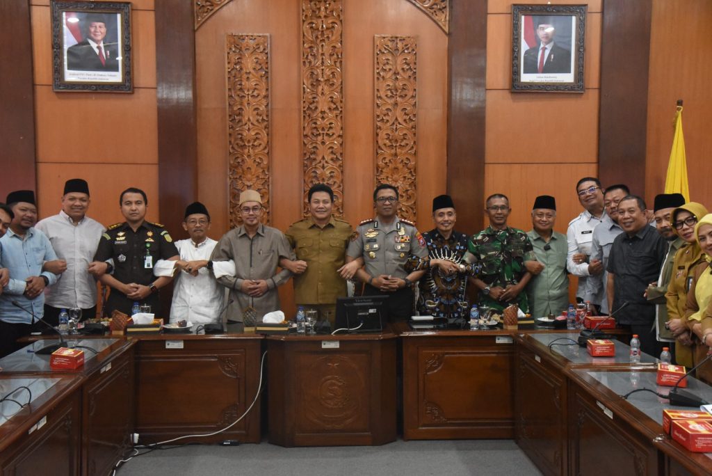 Bupati Sidoarjo H. Subandi memimpin rapat koordinasi Forkopimda di Ruang Delta Wicaksana, Senin (27/7/2026)