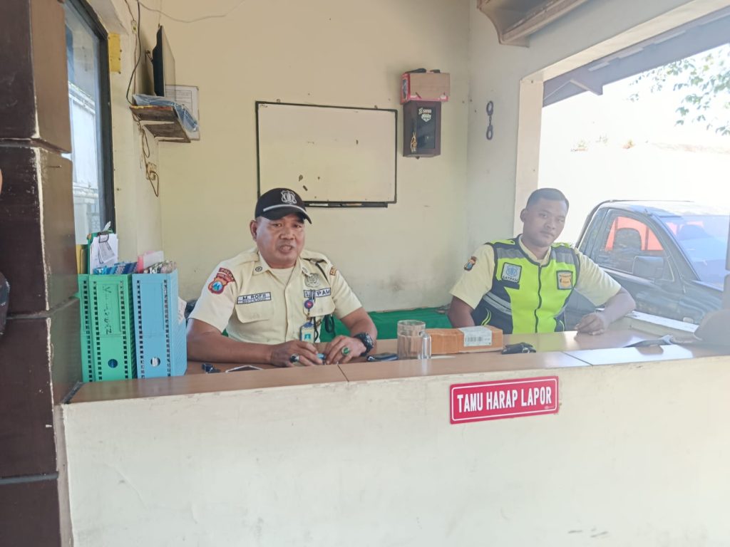 Caption : Satpam yang menghalangi pers saat melakukan konfirmasi. (Foto: Mufida)
