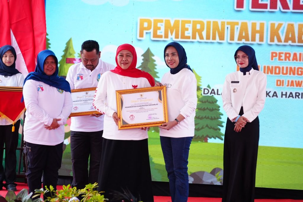 Wakil Bupati Sidoarjo Hj. Mimik Idayana menerima penghargaan Indeks Perlindungan Anak Terbaik II se-Jawa Timur dari Gubernur Jawa Timur Khofifah Indar Parawansa di Pasuruan, Selasa (28/7/2026).