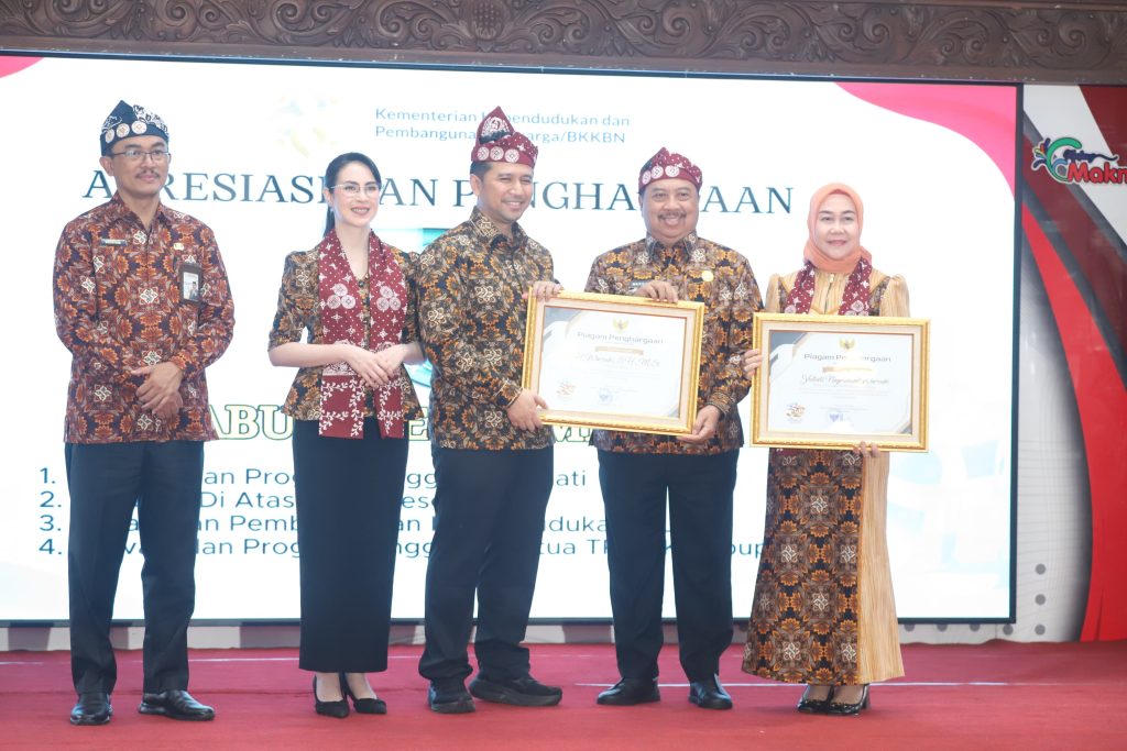 Bupati Jombang Warsubi bersama Ketua TP PKK Kabupaten Jombang Yuliati Nugrahani Warsubi menerima penghargaan nasional pada Puncak Harganas ke-33 di Malang, Rabu (29/7/2026).