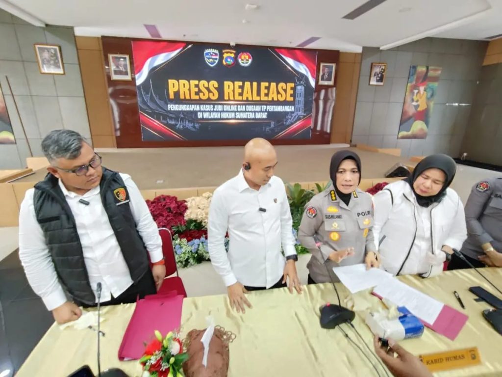 Polda Sumbar menggelar konferensi pers pengungkapan kasus PETI dan jaringan pengolahan emas ilegal, Rabu (29/7/2026). (Dioni/Gonews.id)