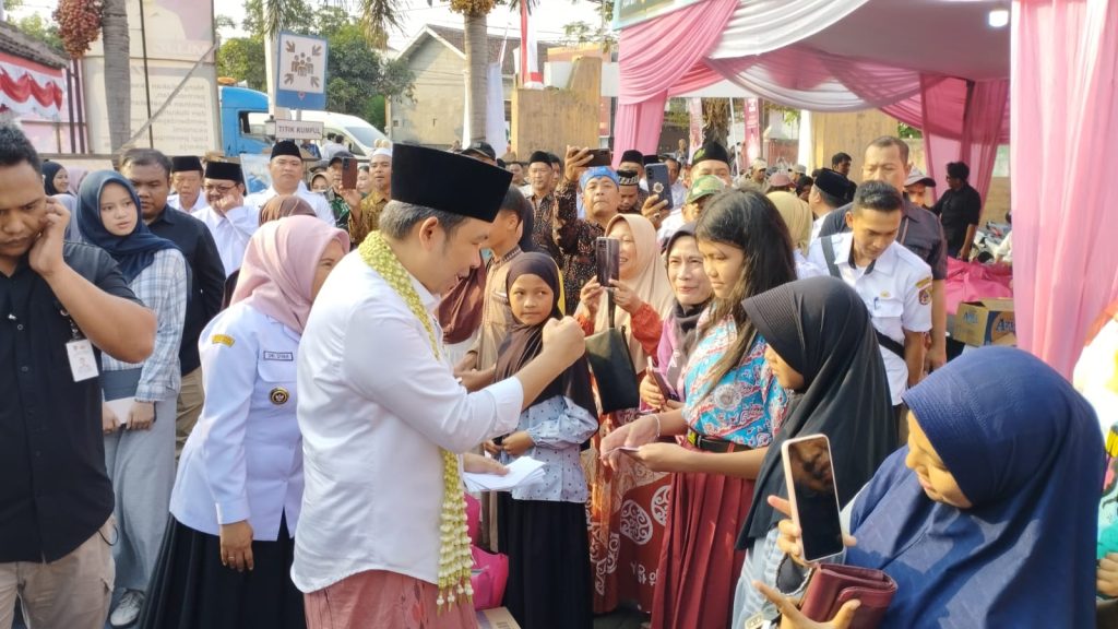 Bupati Jember Muhammad Fawait saat berikan santunan kepada anak anak yatim piatu di acara bunga desaku .Foto Edi Mulyono