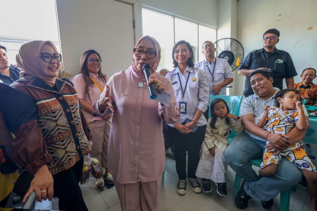Menteri PPPA Puji Layanan Puspaga Surabaya Menteri PPPA Republik Indonesia, Arifatul Choiri Fauzi saat kunjungan kerja ke Balai RW 5, Jalan Genteng Kulon, Surabaya, Rabu (29/7/2026). (Dok. Humas Pemkot Surabaya)