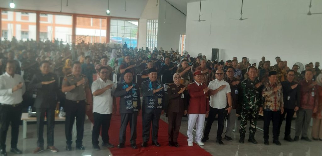 Warsubi Puas Tinjau Kelas Baru SRT 1 Jombang Bupati Warsubi bersama jajaran pejabat berfoto bersama seusai peresmian MPLS dan peninjauan fasilitas baru SRT 1 Jombang di Desa Tunggorono, Kamis (30/7/2026). Foto: Agus Pamuji.