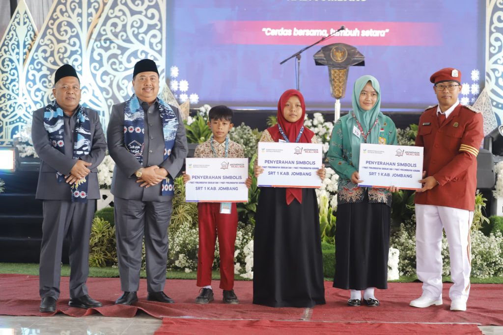 Pemkab Jombang Hibahkan 6,3 Hektare untuk SRT Bupati Jombang Warsubi menyerahkan bantuan perlengkapan sekolah dan kebutuhan asrama secara simbolis kepada murid baru SRT 1 Jombang.